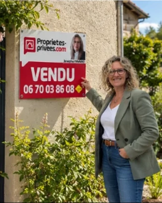 Josepha Favard devant un panneau VENDU, au printemps, près d’un rosier