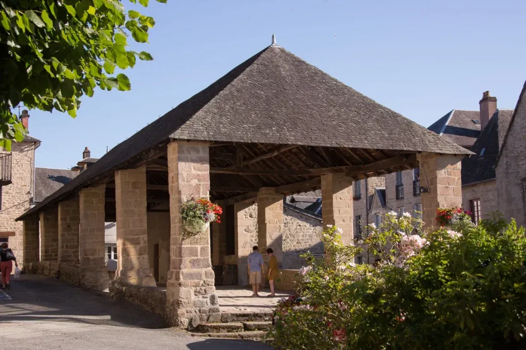 La halle couverte de Treignac, au cœur du bourg