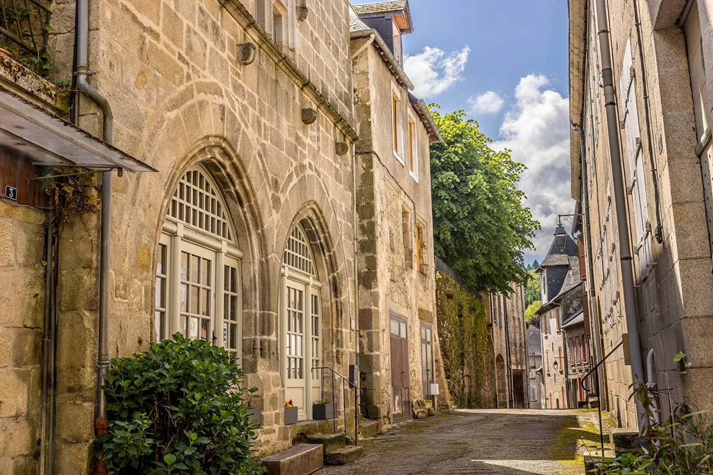 Une rue de la cité médiévale de Treignac, en granit